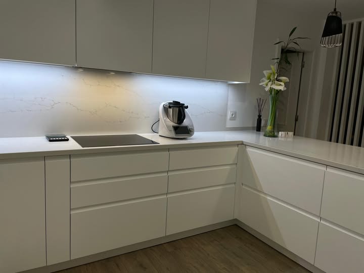 Cozinha branca Cozilogic com forno e placa de indução